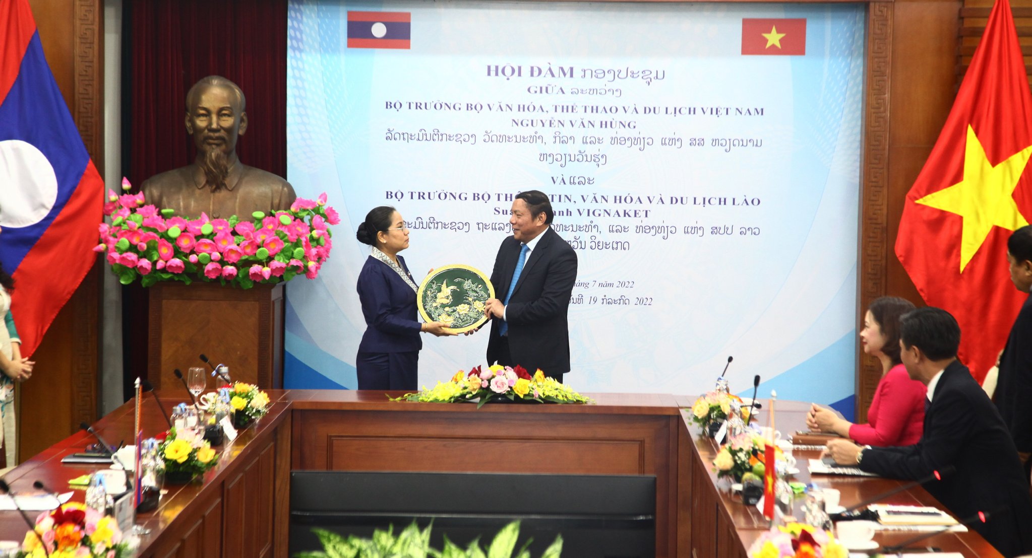 Bộ trưởng Bộ Văn hóa, Thể thao và Du lịch Việt Nam Nguyễn Văn Hùng tặng quà cho Bộ trưởng Bộ Thông tin, Văn hóa và Du lịch Lào Suanesavanh Vignaket